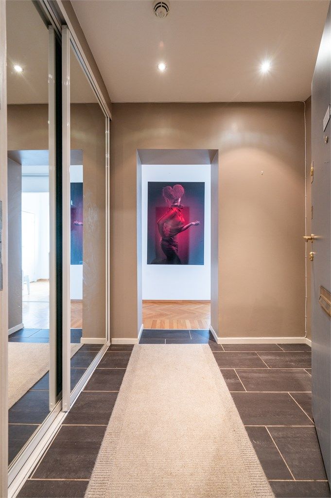 Flislagt entrè med varmekabler og garderobe