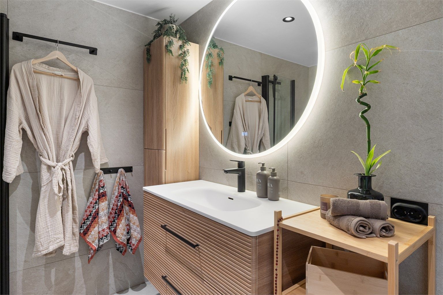 Nydelig, flislagt bad fra 2024 med moderne innredning og stilrene detaljer. Skikkelig spafølelse!