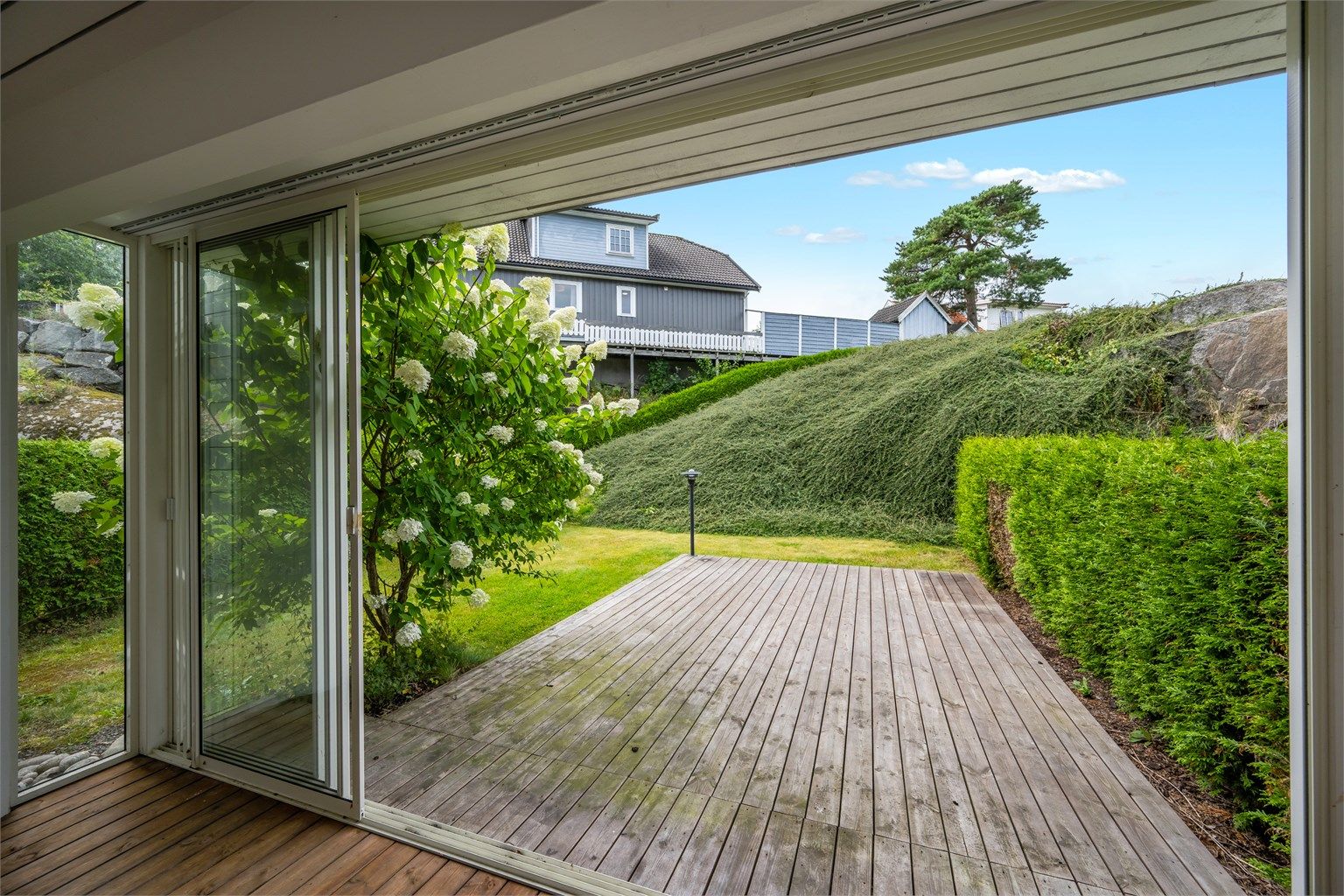 Uteplassen fortsetter ut på en markterrasse på 19 m².