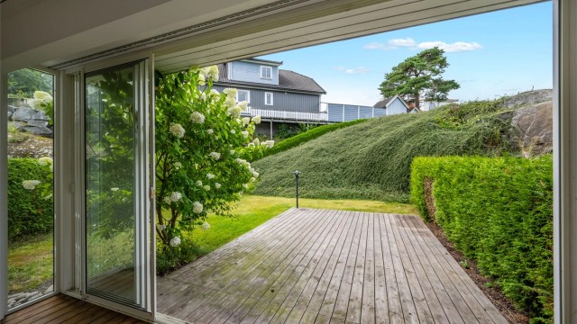 Uteplassen fortsetter ut på en markterrasse på 19 m².