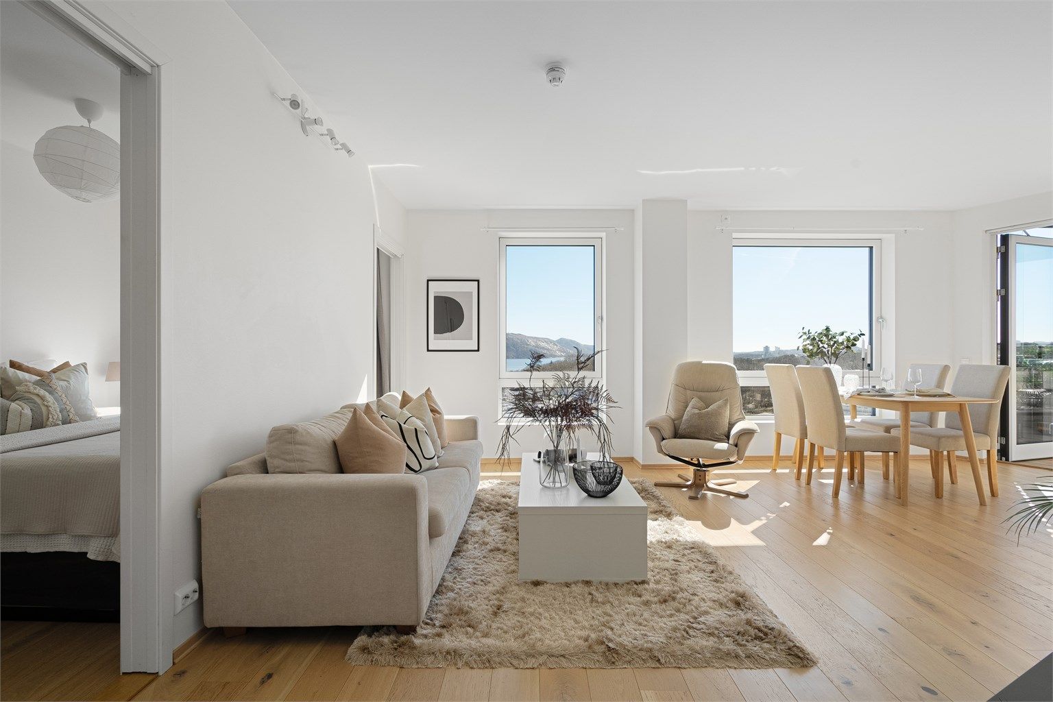 Vindu fra tak til gulv som lar deg nyte flott utsikt mot øst, sør og vest, samt gir naturlig lysinnslipp. 
