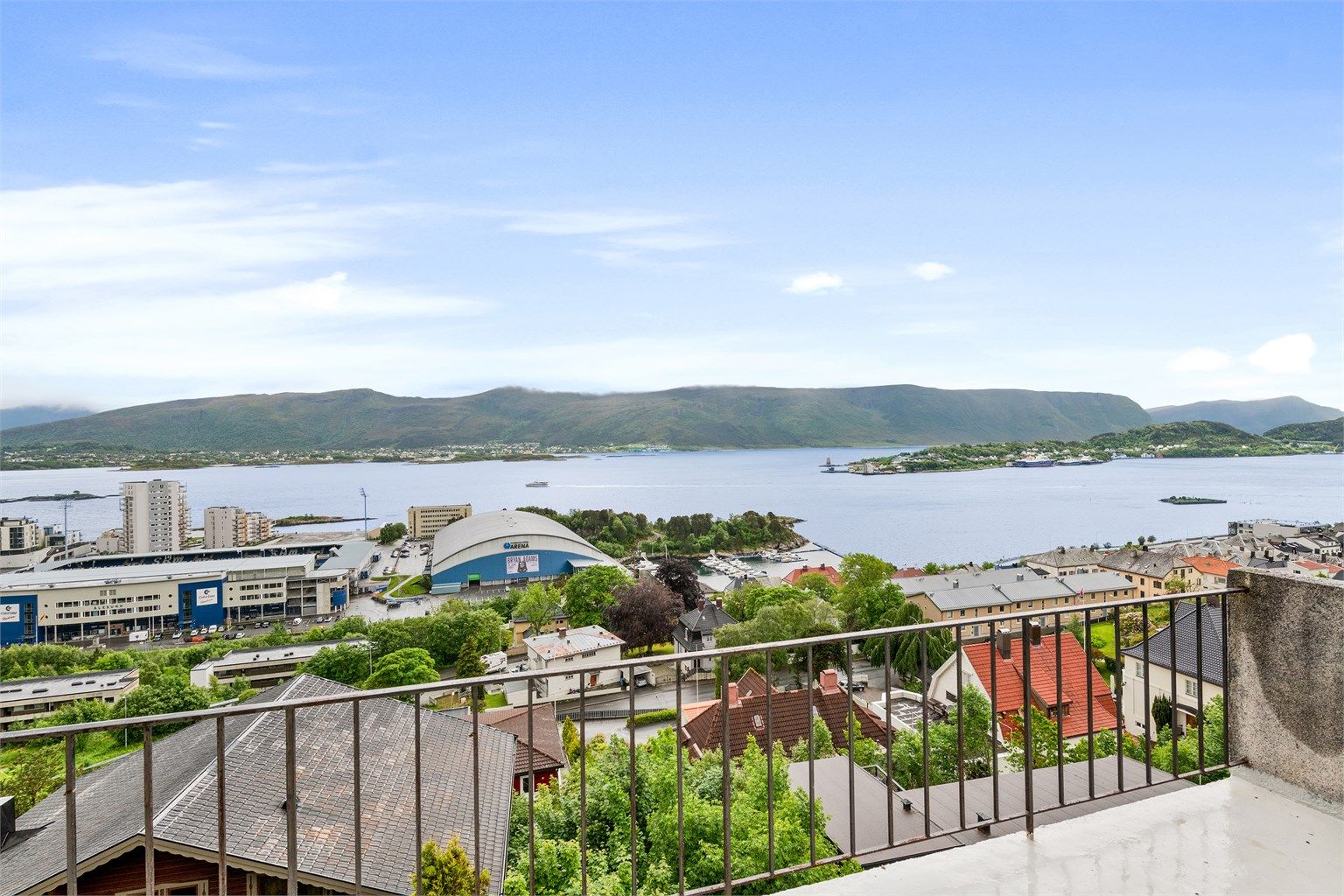 Nydelig utsikt fra eiendommen mot fjord og fjell