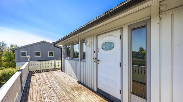 Ved inngangspartiet er det en sydøst-vendt terrasse på 22 m².