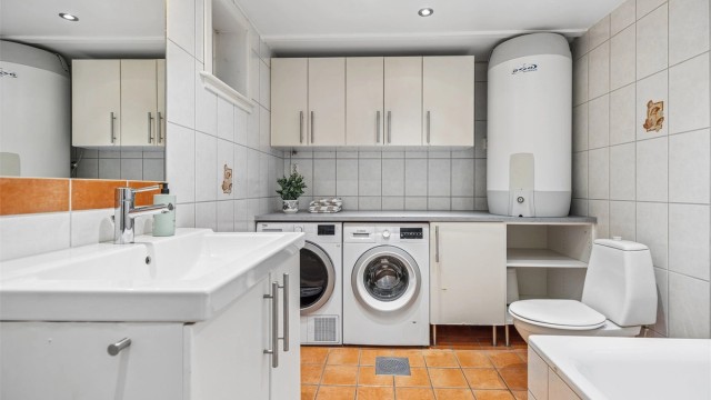 Praktisk baderom i kjelleren med opplegg for vaskemaskin og tørketrommel. (Ikke godkjent til varig opphold)