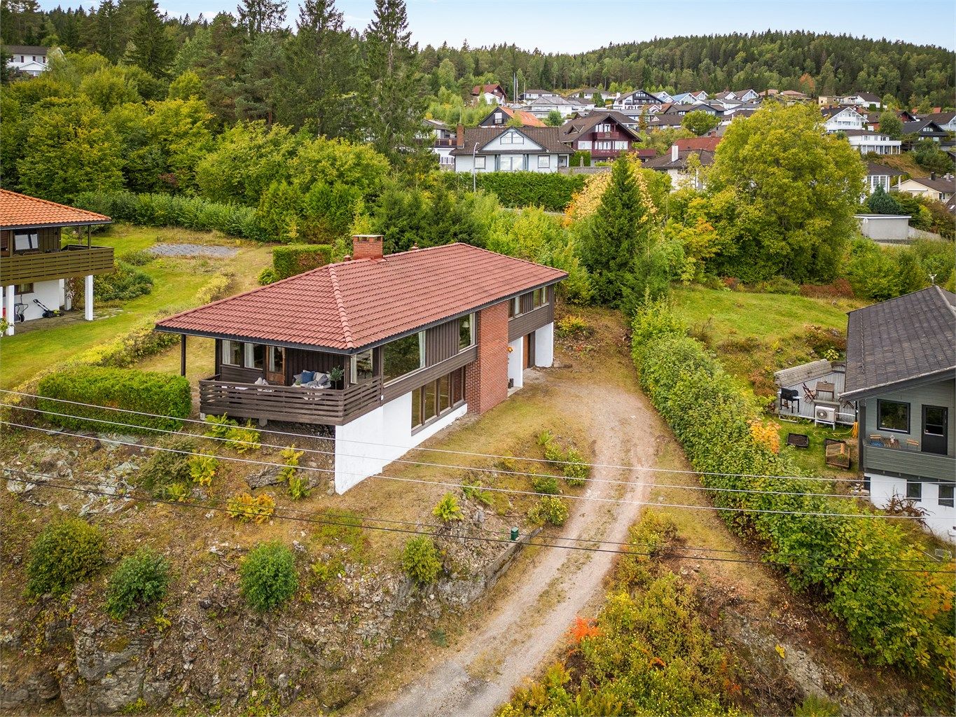 Boligen har radiatorer, tilknyttet bergvarme. Peisinnsats i stue (1. etasje). Åpen peis i stue (underetasje). 