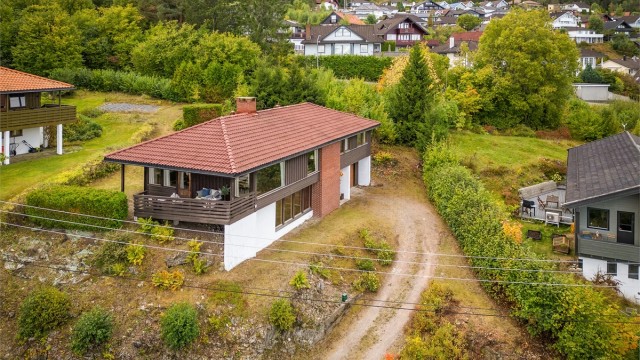 Boligen har radiatorer, tilknyttet bergvarme. Peisinnsats i stue (1. etasje). Åpen peis i stue (underetasje).