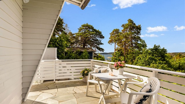 Fra kjøkken/stuen får du utgang til pen skiferbelagt uteplass mot vest.