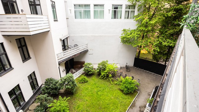Bakgården er opparbeidet med gressområder samt diverse beplantning og sykkelparkering.
