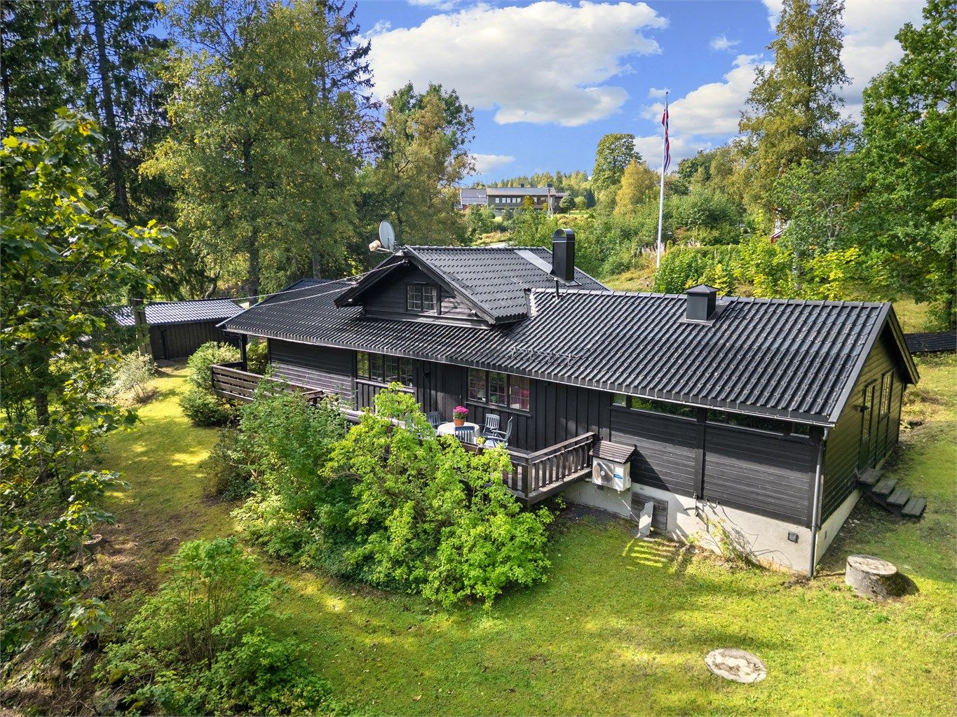 Boligen har fint utsyn mot den frodige naturtomten og dyrelivet rundt.
