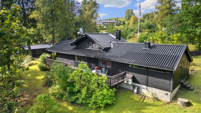 Boligen har fint utsyn mot den frodige naturtomten og dyrelivet rundt.
