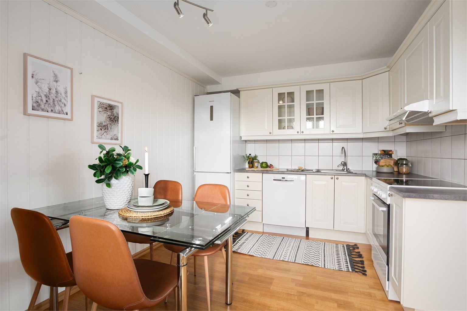 Kjøkken med god plass til spisebord