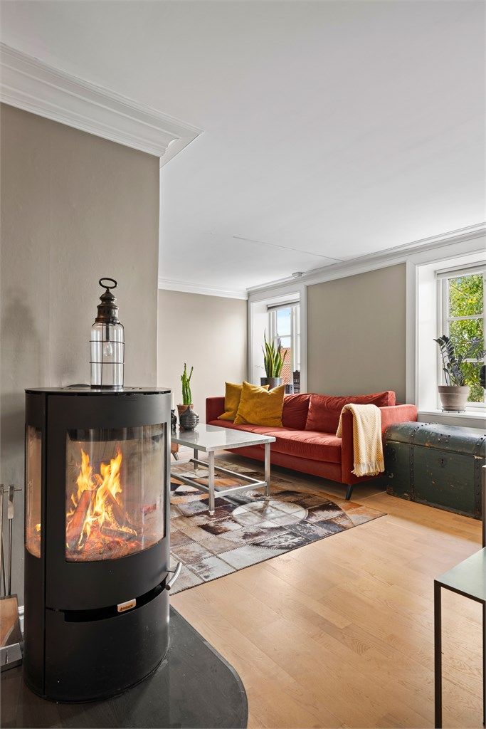 Boligen tilhører Skiens eldre/- og historiske boligbebyggelse med opprinnelig byggeår i 1868. Påkostet og renovert i tråd med husets originale og historiske utrykk. Foto: A7 Media.