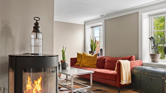 Boligen tilhører Skiens eldre/- og historiske boligbebyggelse med opprinnelig byggeår i 1868. Påkostet og renovert i tråd med husets originale og historiske utrykk. Foto: A7 Media.