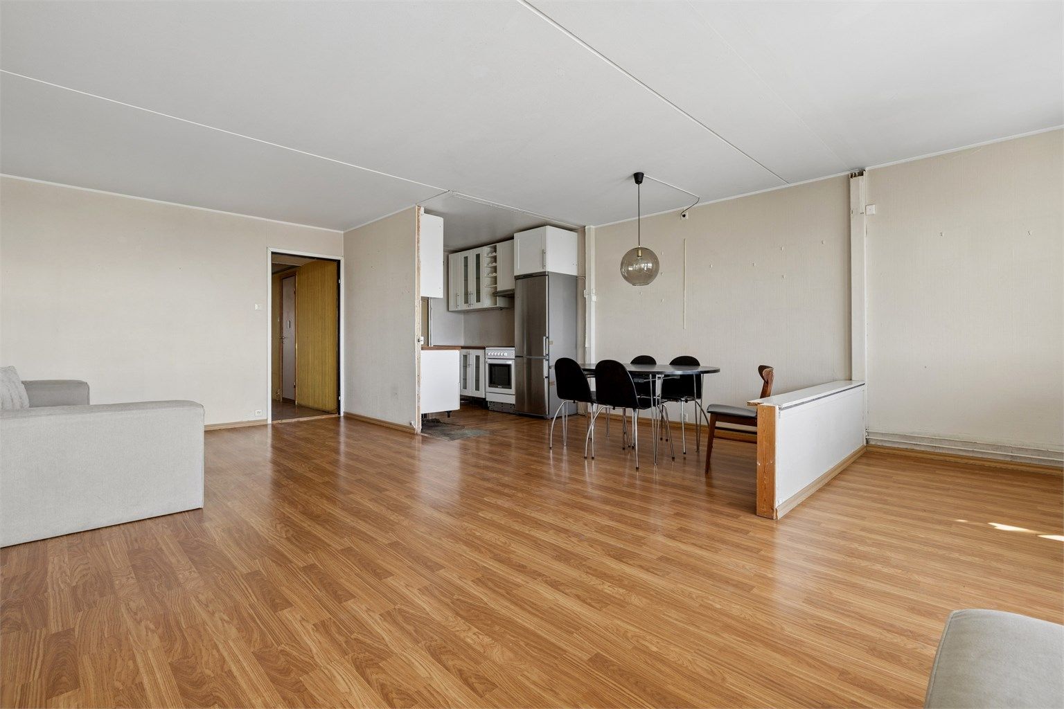 Spiseplassen ligger i tilknytning til kjøkkenet og danner en naturlig overgang til stuen.