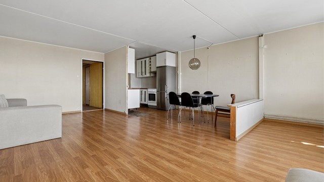 Spiseplassen ligger i tilknytning til kjøkkenet og danner en naturlig overgang til stuen.