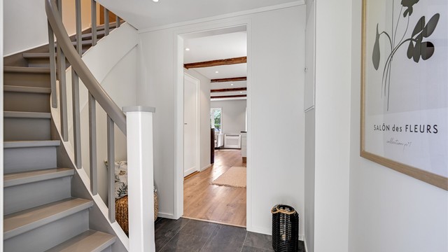 I 1. etasje møtes du et hyggelig vindfang med trapp opp til loftsetasjen.
