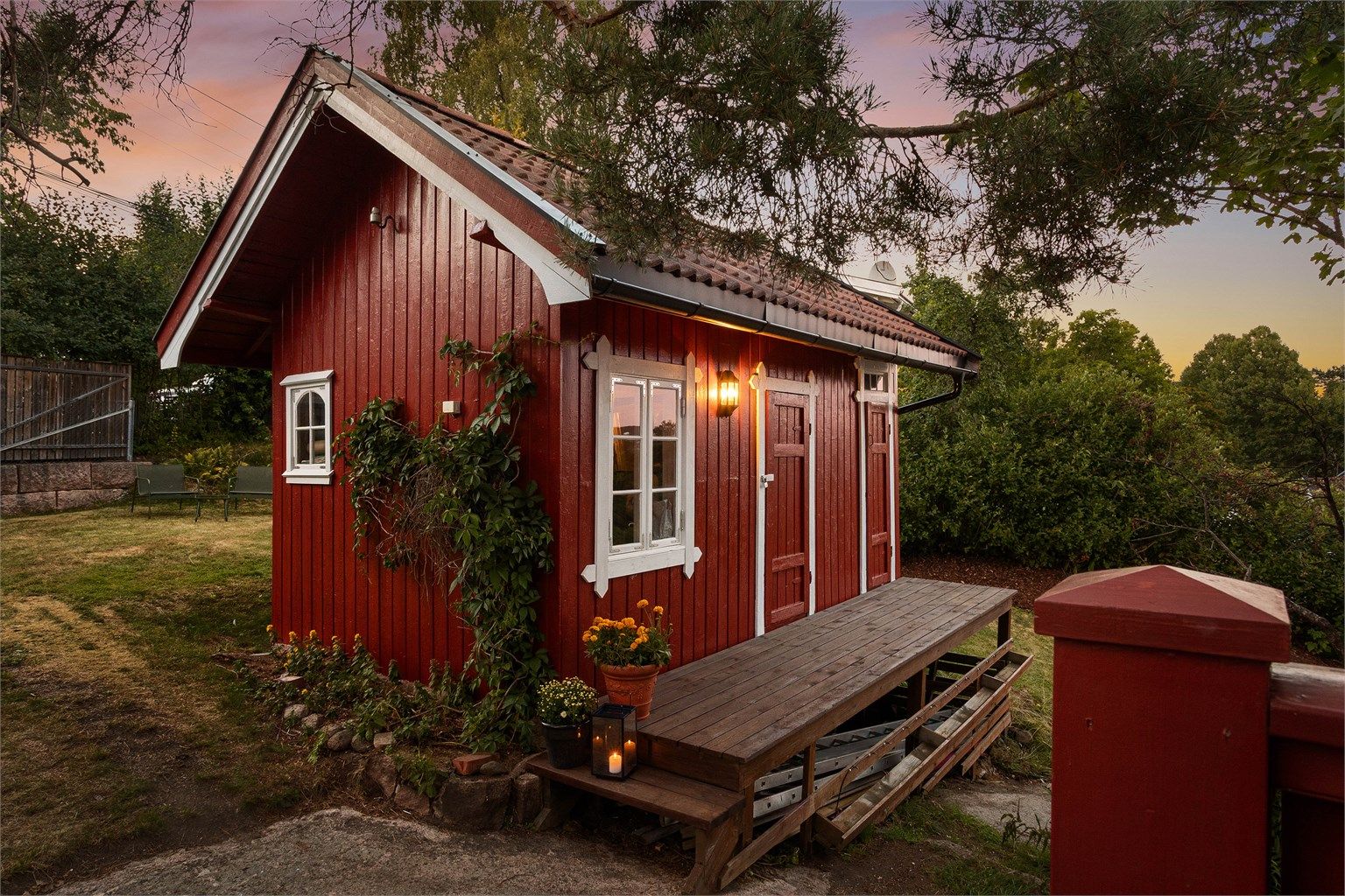Boden er uisolert og kledd med stående trekledning.