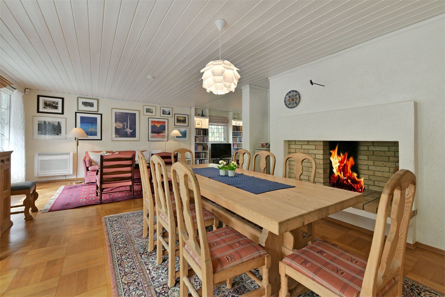 Stue - god plass til spisebord, sofaløsning, m.m. - peis og varmepumpe