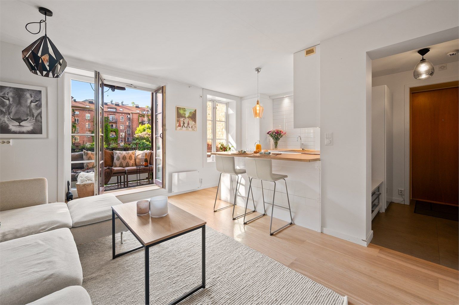 Innbydende stue med plass til sofagruppe. Store vindusflater slipper inn rikelig med naturlig lys og bidrar til en luftig og behagelig romfølelse