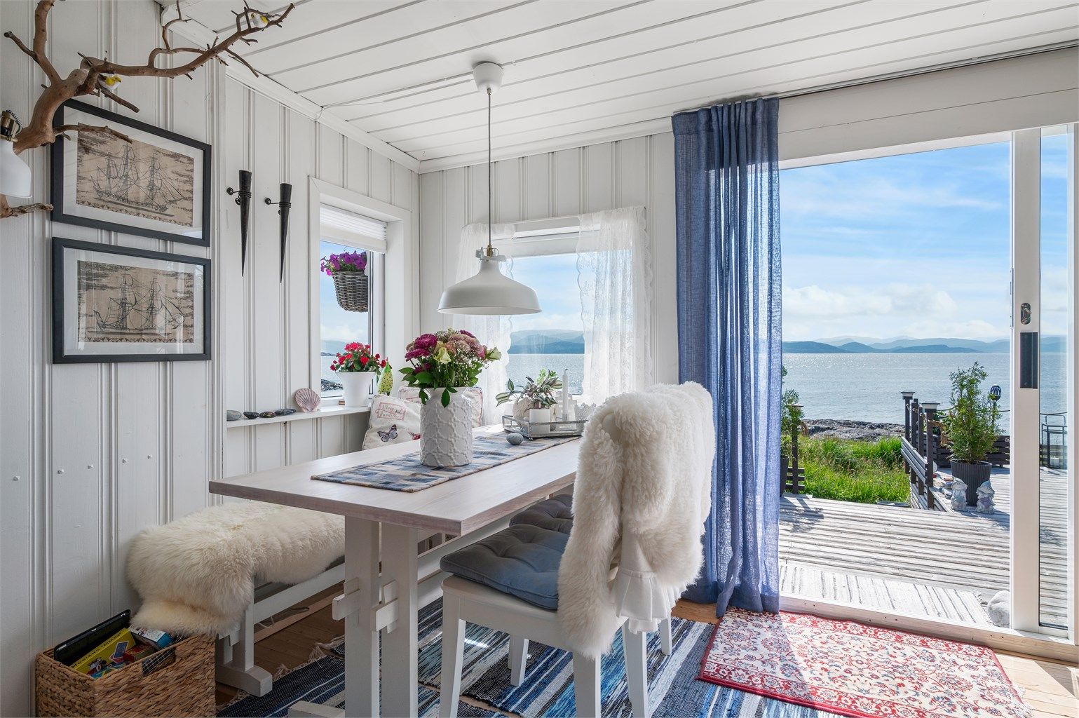 Her har man god plass til å samle familie og venner til hyggelige sammenkomster. 