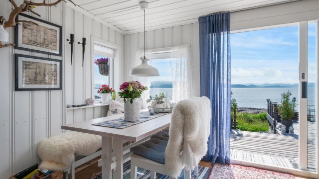 Her har man god plass til å samle familie og venner til hyggelige sammenkomster.