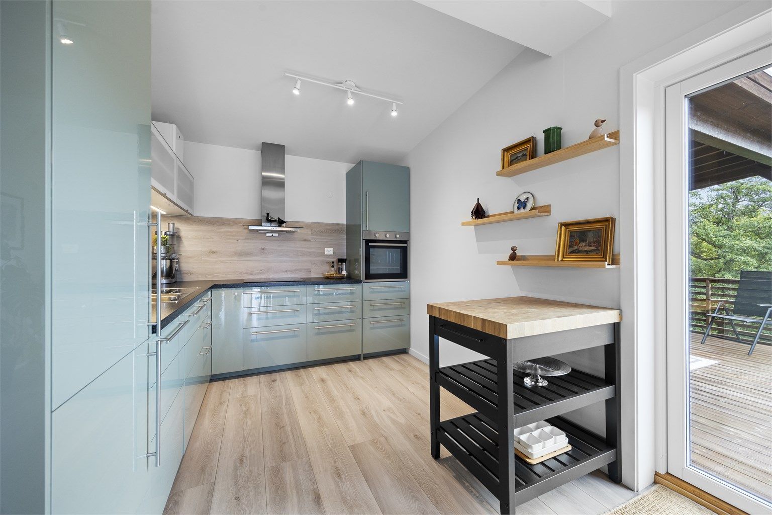 Kjøkkenet har åpen løsning mot stuen og direkte utgang til terrassen. Kjøkkenet er fra IKEA.
