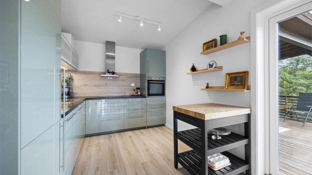 Kjøkkenet har åpen løsning mot stuen og direkte utgang til terrassen. Kjøkkenet er fra IKEA.