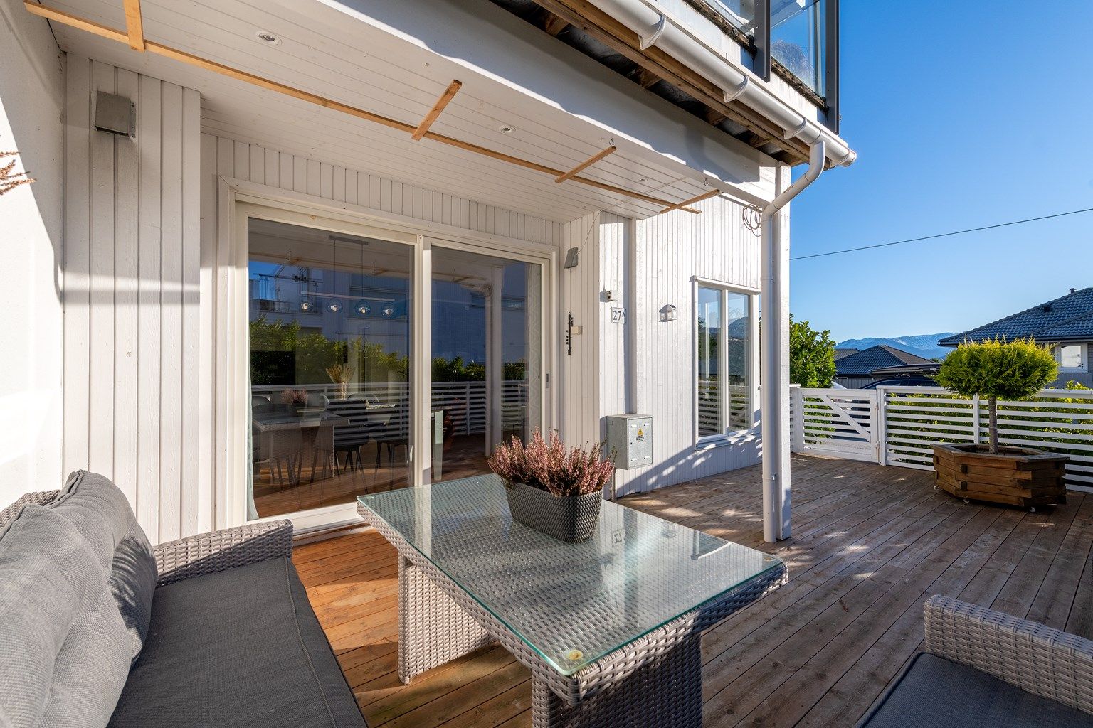 Krogsveen Sunnmøre v/Daglig leder/Eiendomsmegler Preben Willmann har gleden av å presentere en tiltalende 3-roms eierleilighet med sydvestvendt markterrasse