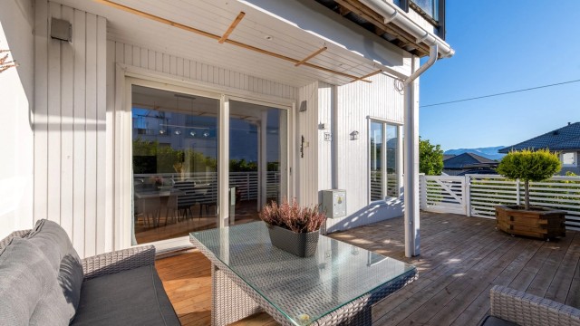 Krogsveen Sunnmøre v/Daglig leder/Eiendomsmegler Preben Willmann har gleden av å presentere en tiltalende 3-roms eierleilighet med sydvestvendt markterrasse