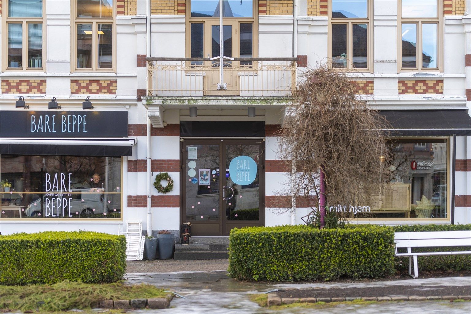 Et levende sentrum med en blanding av historisk bebyggelse og moderne servicetilbud.