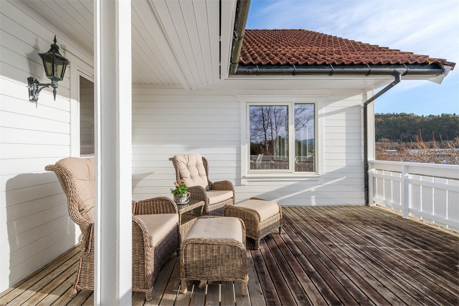 Deler av terrassen mot syd som dels er overbygd