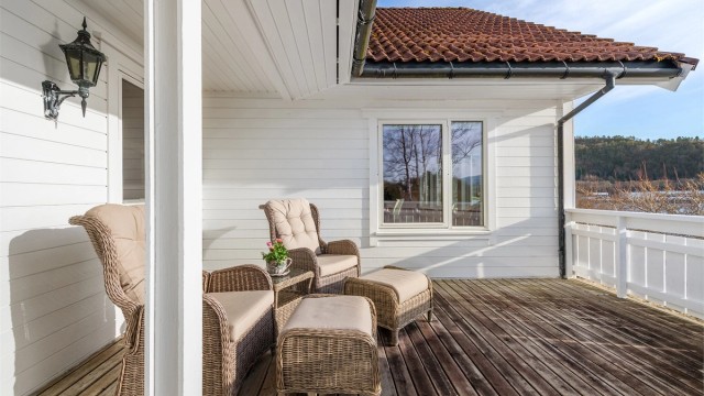 Deler av terrassen mot syd som dels er overbygd