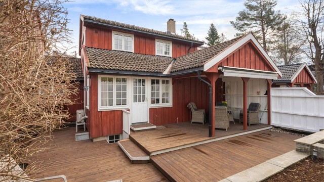 Velkommen til Tennisveien 10C, en sjarmerende og innholdsrik enebolig i kjede med en svært skjermet hage.