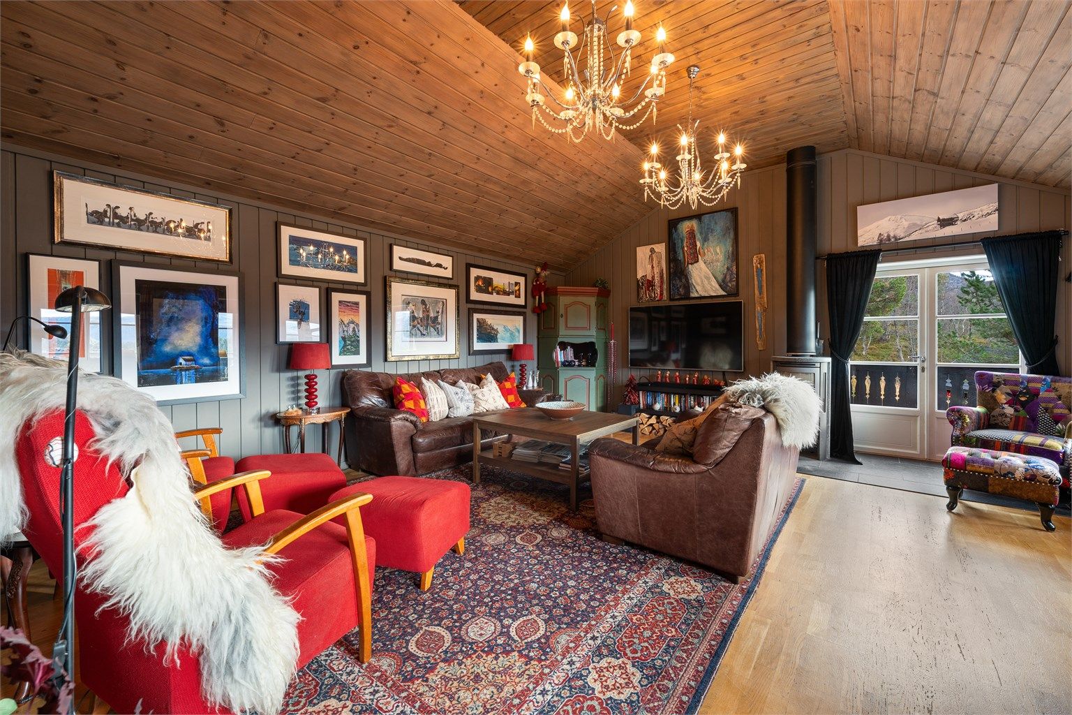 Stue med peisovn og utgang til solrik veranda.