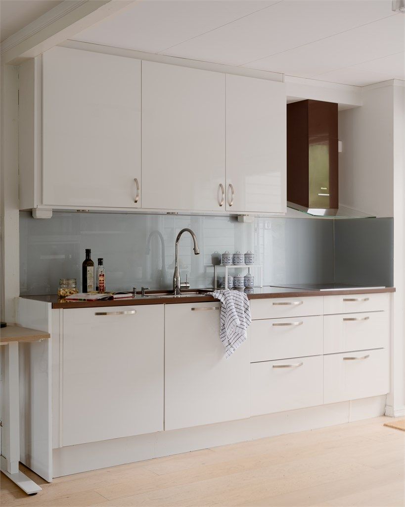 Detaljene er gjennomtenkte, med kompositt benkeplate, underlimt oppvaskkum i rustfritt stål og ettgreps kjøkkenbatteri.