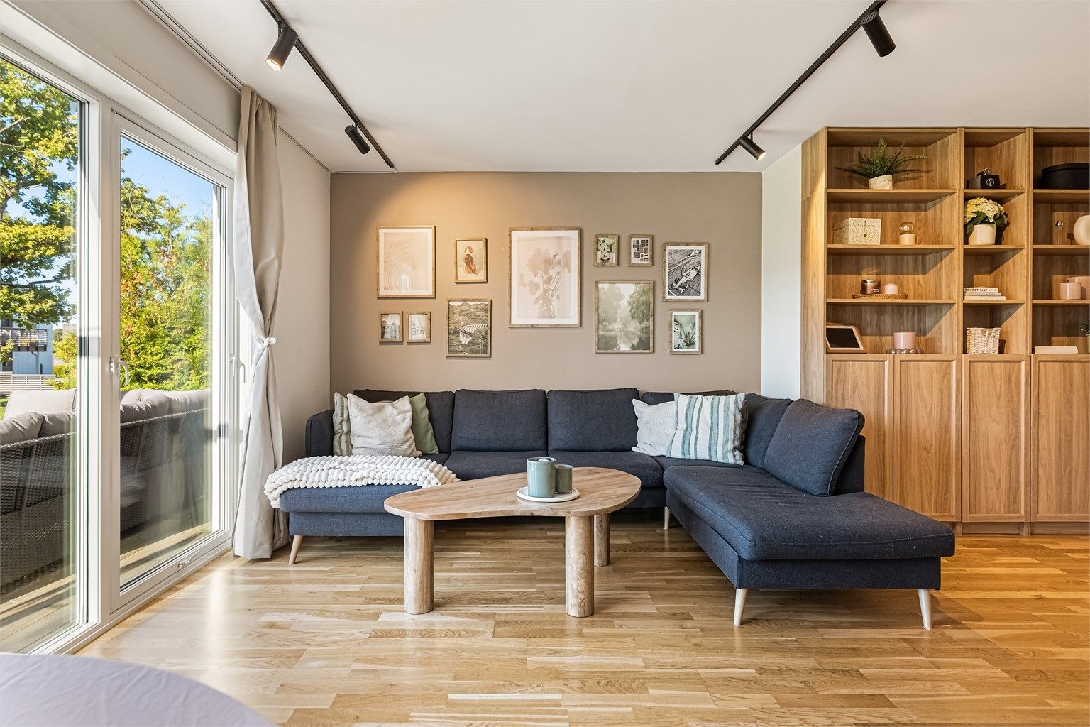 Stuen har god plass til stor hjørnesofa og tilhørende bord.