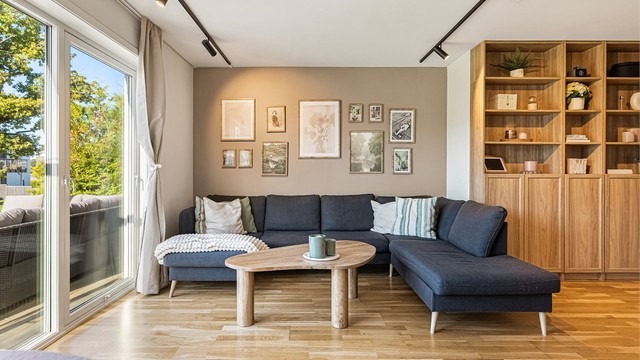 Stuen har god plass til stor hjørnesofa og tilhørende bord.