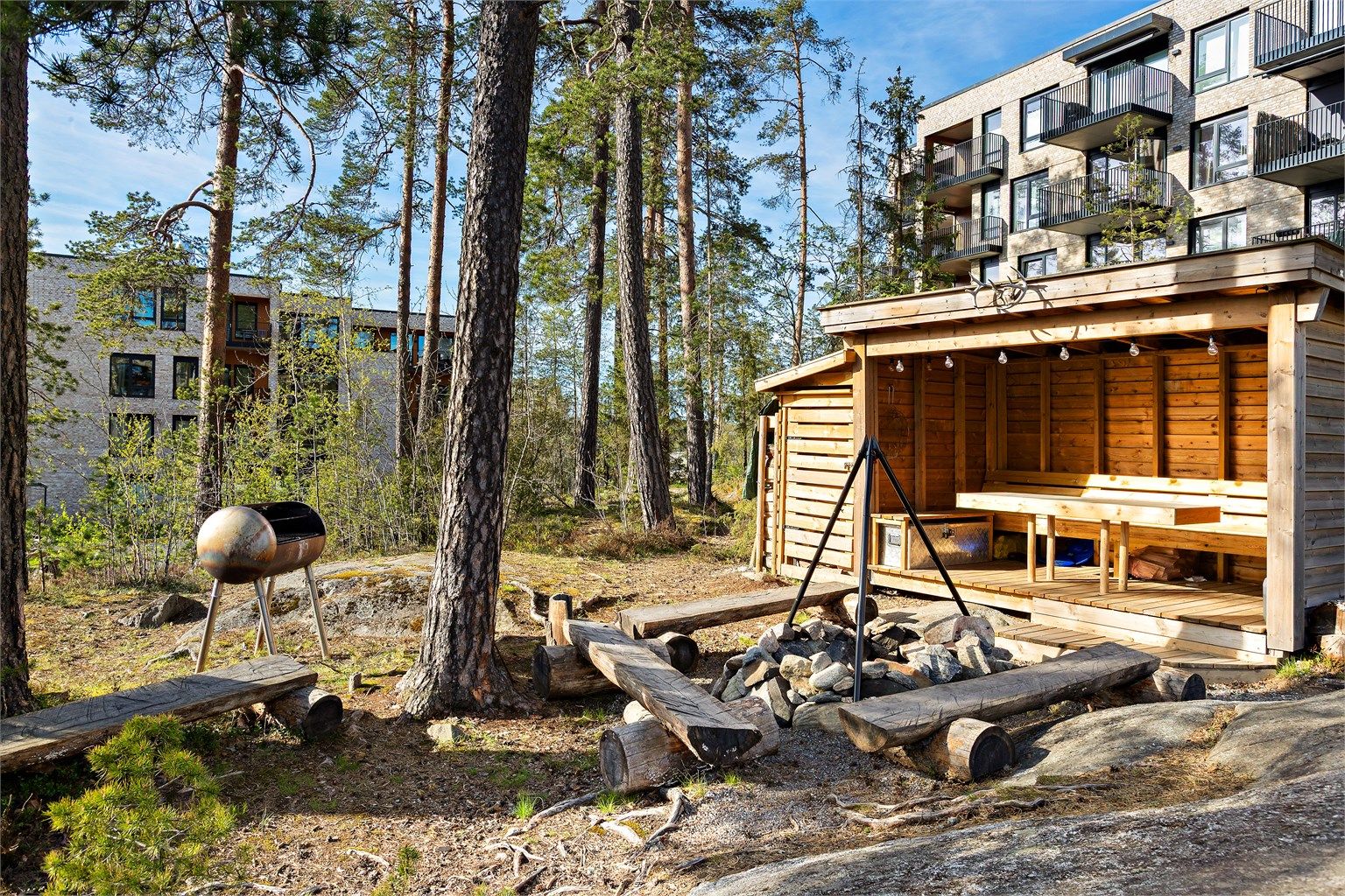 Sameiet har en egen gapahuk med bålpanne, et hyggelig samlingspunkt for beboerne.
