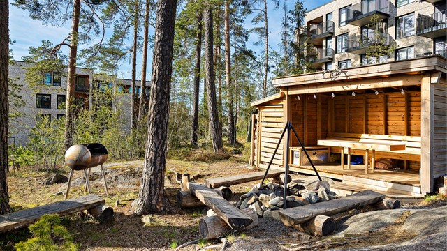 Sameiet har en egen gapahuk med bålpanne, et hyggelig samlingspunkt for beboerne.