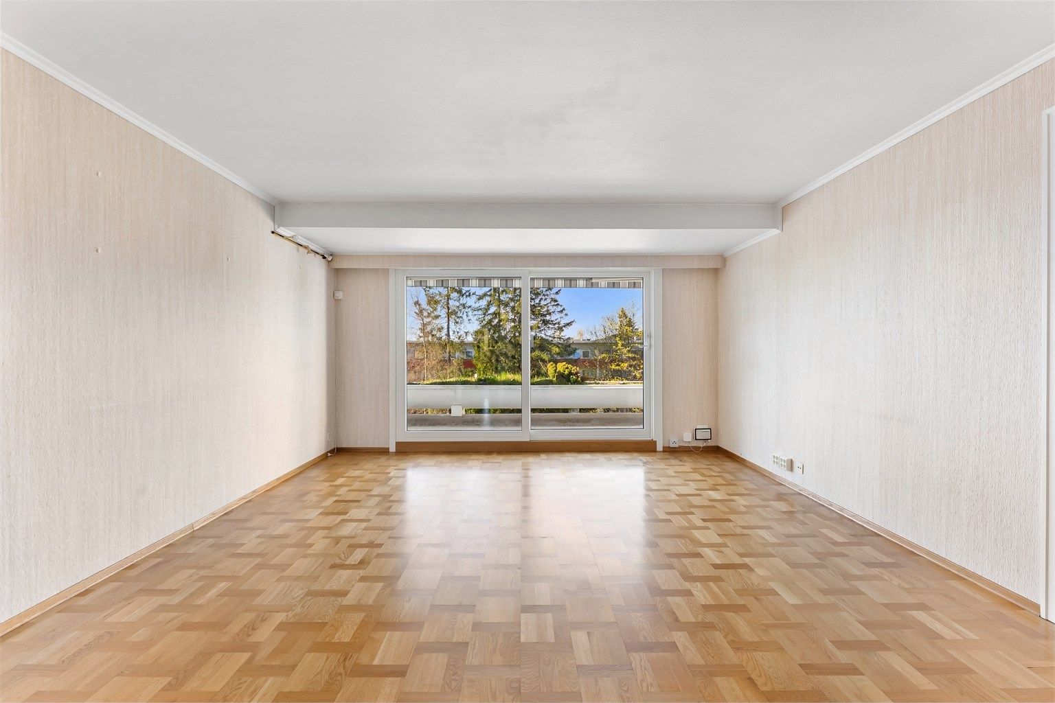 Store vindusflater og praktiske skyvedører i stuen