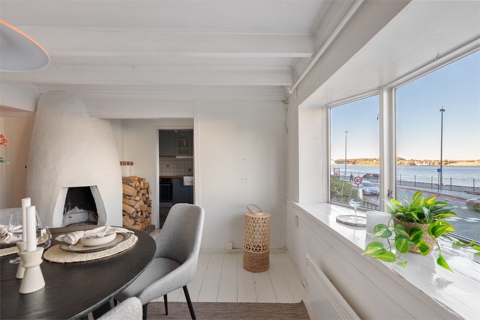 Spiseplass plassert for å nyte utsikten mot sjøen.