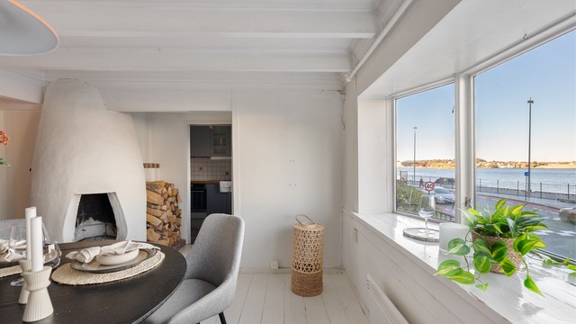 Spiseplass plassert for å nyte utsikten mot sjøen.