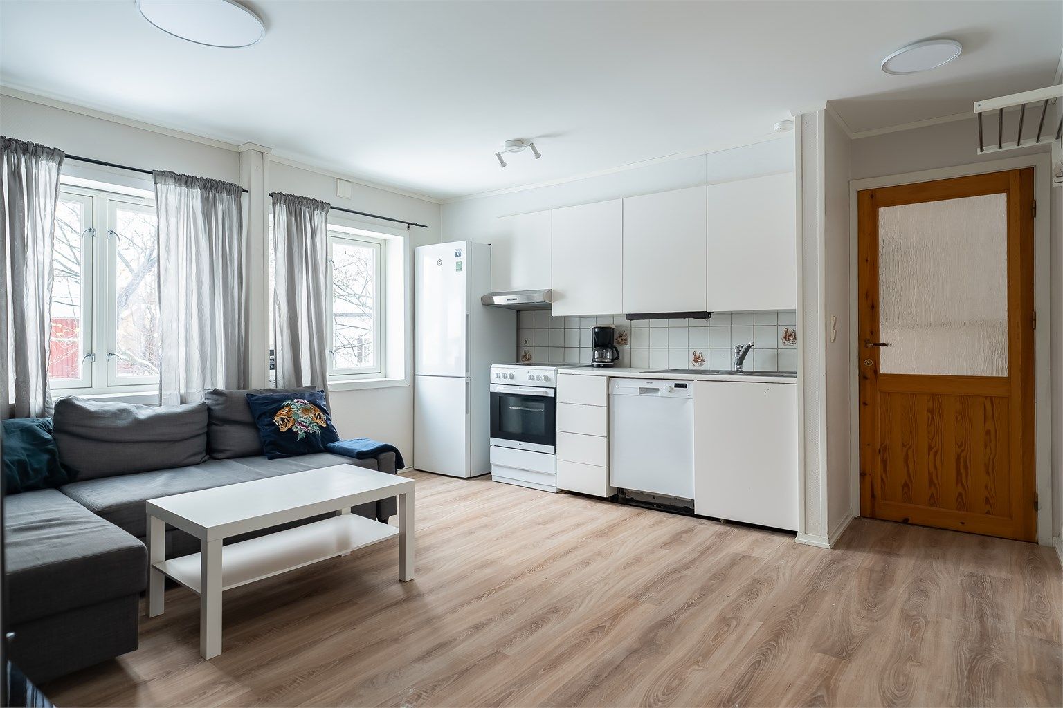 Lengden på stuen ved vindussiden er ca 4,2 meter