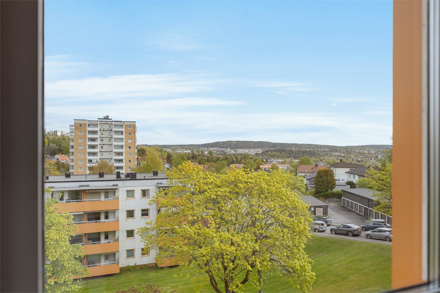 Beliggenheten er rolig og tilbaketrukket, med Lillomarka som nærmeste nabo og kort vei til servicetilbud.
Foto: Henrik Eriksen v/Fotostallen