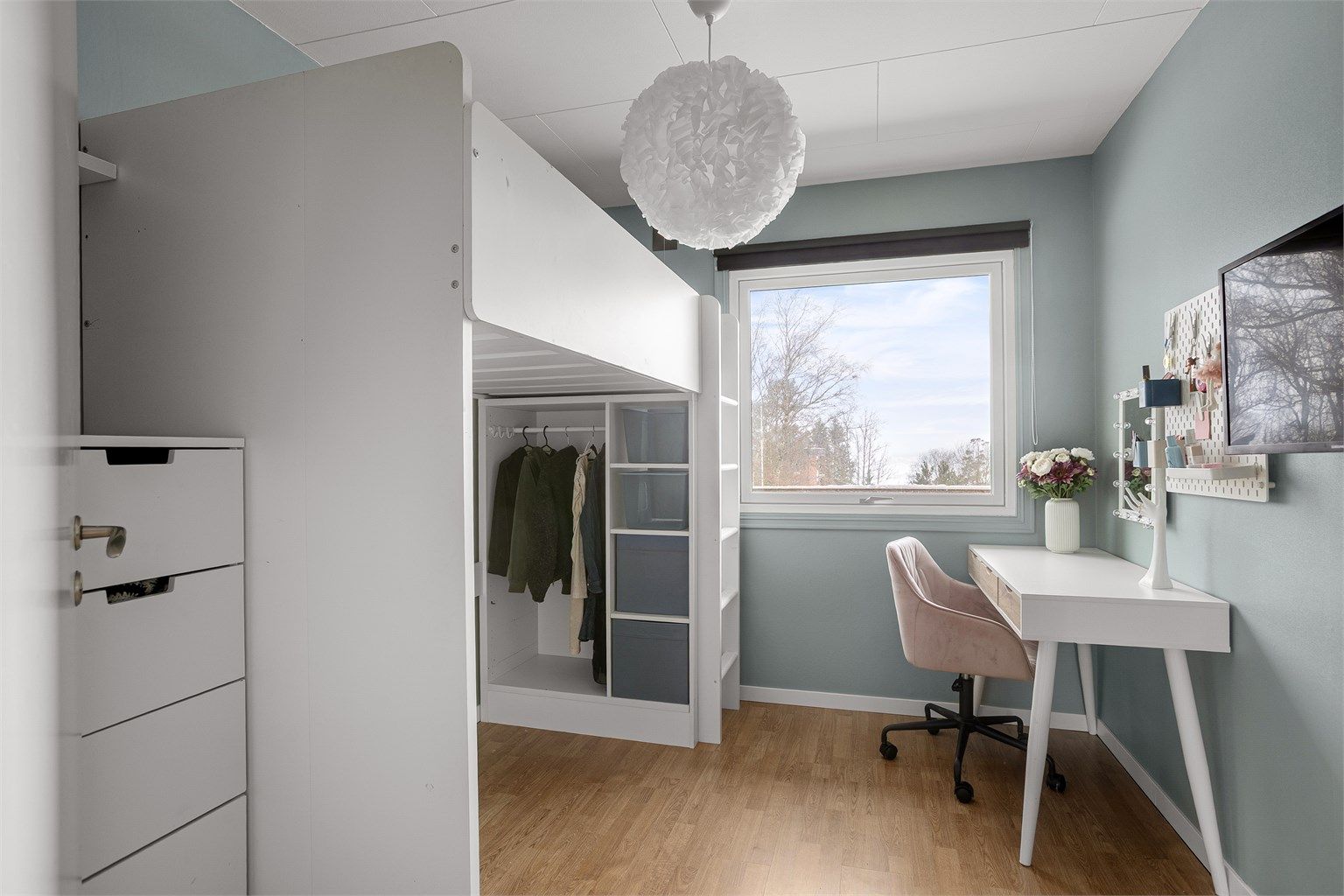 Soverom med plass til seng, skrivepult og klesskap