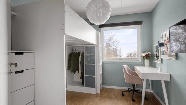 Soverom med plass til seng, skrivepult og klesskap