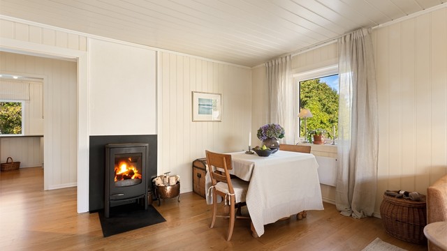 Peisovn med glassdør i stuen skaper en lun og varm atmosfære.