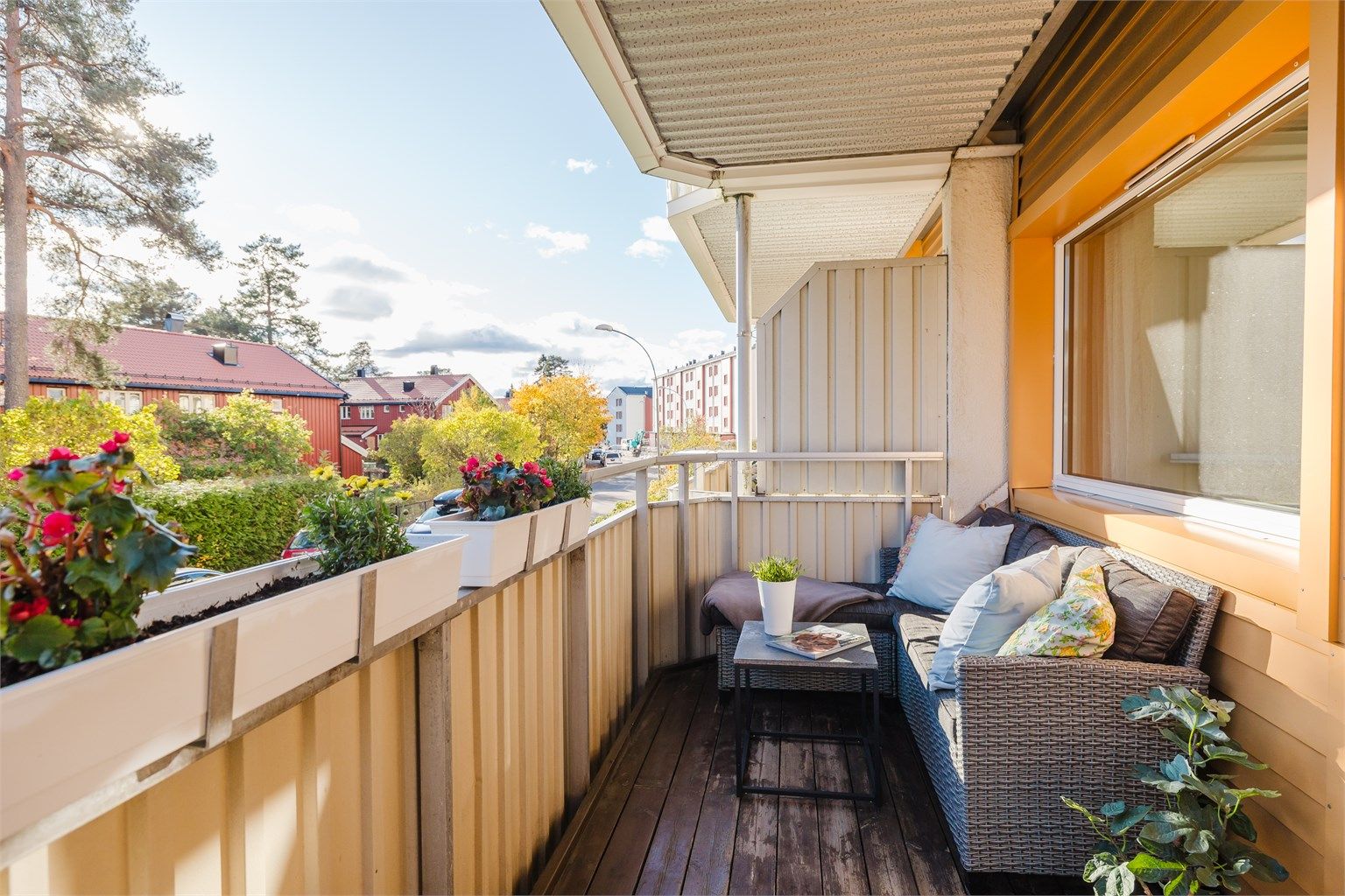 Leiligheten disponerer en stor, solrik balkong med flott utsyn! 