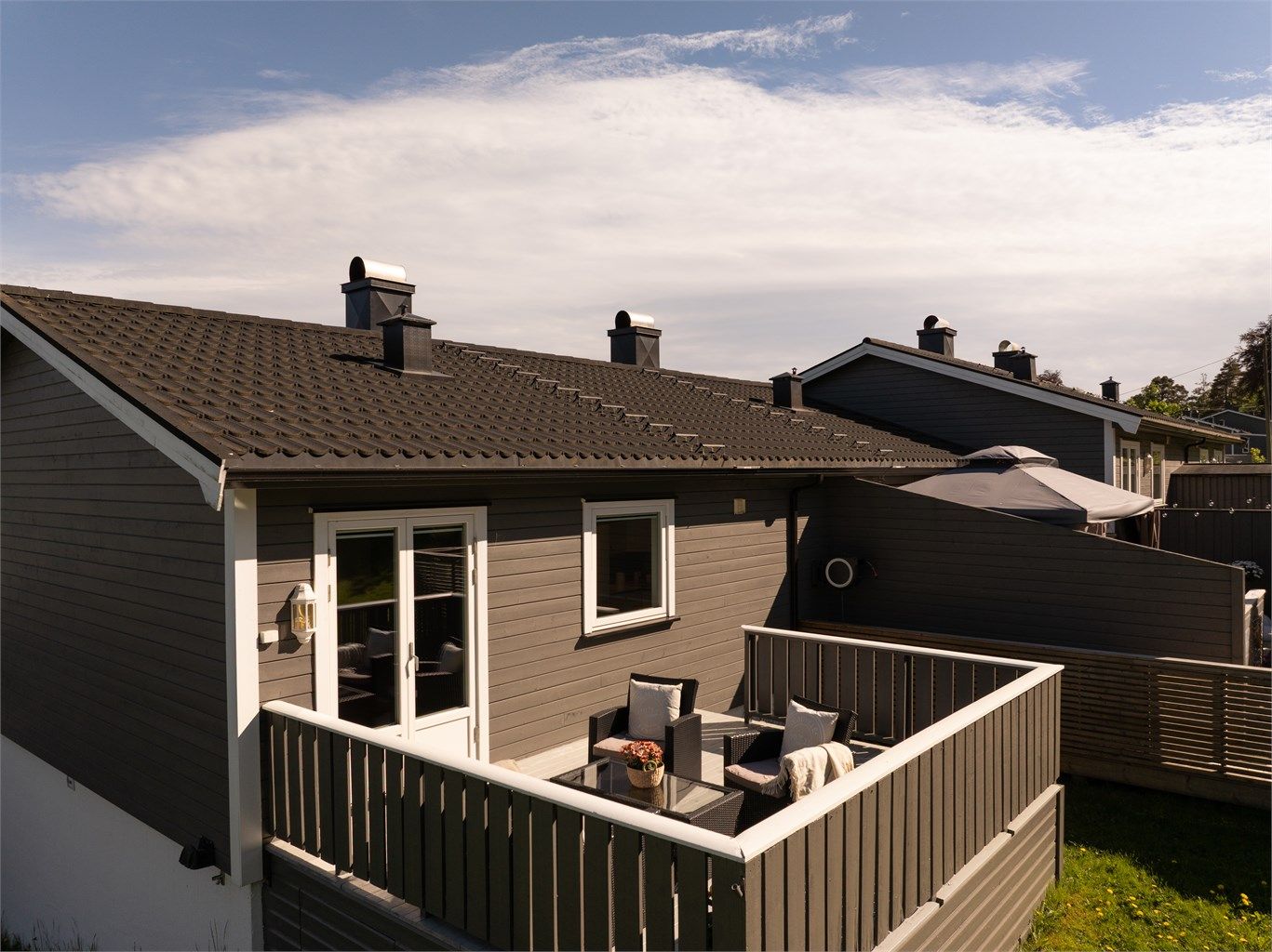 Uteareal på begge sider av første etasje gir tilgang til sol dagen gjennom. Terrassen er sommertid solfylt fra midt på dagen til kveld. Fotograf; Kristoffer Kristiansen.