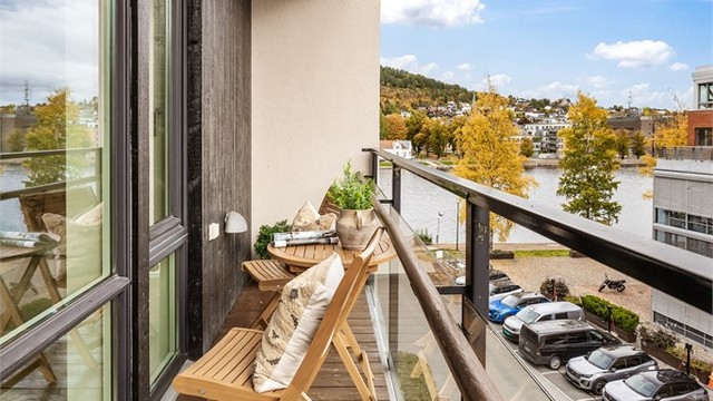 Overbygget balkong på ca. 4 kvm med utvendig belysning og strømuttak.